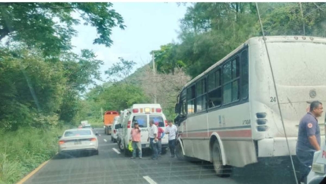 Paramédicos atendieron a los pasajeros afectados.