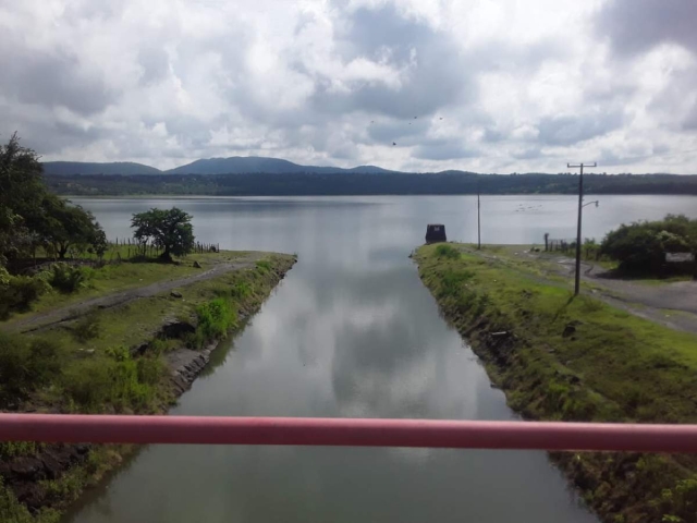 La presa abastece mil 300 hectáreas de riego.