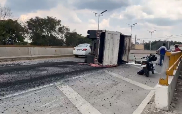 VIDEO: Vuelca vehículo que transportaba asfalto, en el paso exprés