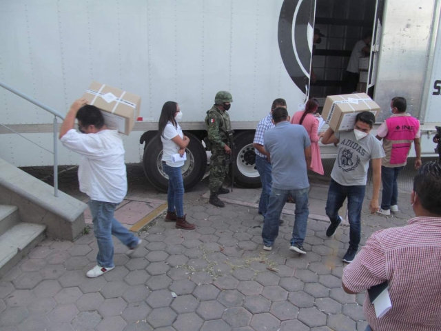 Custodiadas por elementos del Ejército mexicano, a la Junta Distrital 04 llegaron  más de 300 mil papeletas que se utilizarán en la consulta de revocación de mandato, el 10 de abril.