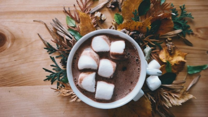 Chocolate con bombones, la bebida que necesitas preparar para pasar la lluvia de la mañana