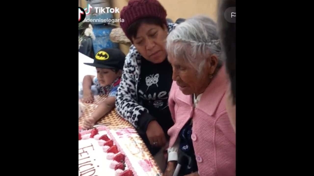 Empujan a abuelita contra pastel de Día de las Madres.