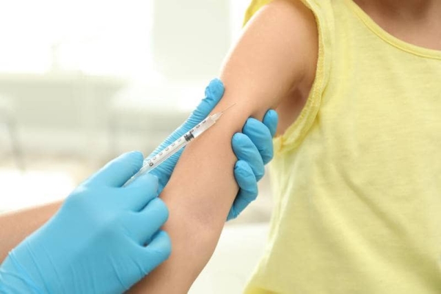 Gobierno impugna orden de vacunar contra COVID a menores.