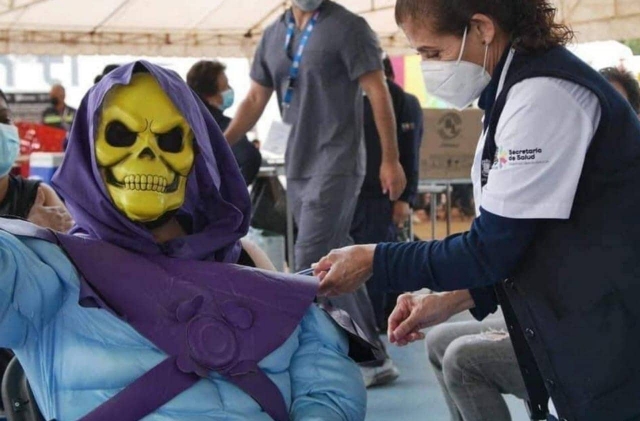 &quot;Skeletor&quot; recibe vacuna contra COVID-19 en Michoacán.