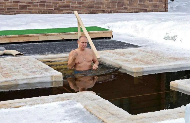 Putin se sumerge en agua helada por Epifanía ortodoxa