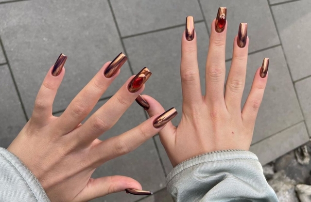 Uñas holográficas: La tendencia de manicura más brillante para febrero 2025