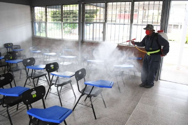 Los trabajadores realizaron aspersiones con solución desinfectante en todas las aulas del plantel.