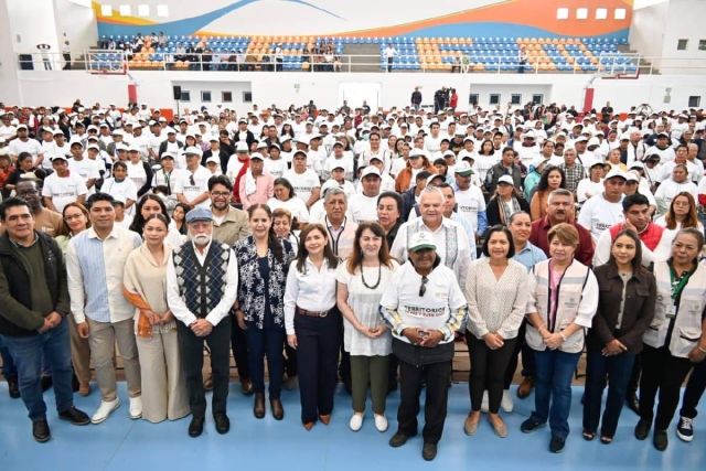 En el Polideportivo Uno de la UAEM, Margarita González Saravia informó que mediante “Territorios de Paz y Buen Vivir”, su administración impulsará el desarrollo de 800 comunidades con altos niveles de marginación en la entidad.