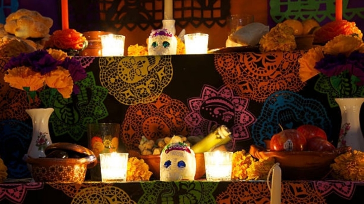 ¿Qué significan los escalones en el atar del Día de Muertos? Te contamos sobre la tradición mexicana