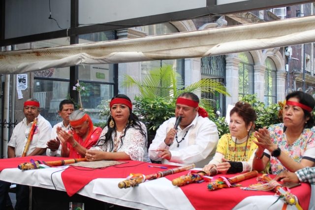 Entregan nombramiento del Gobierno Indígena del Señorío de Cuauhnáhuac a la regidora Patricia Torres