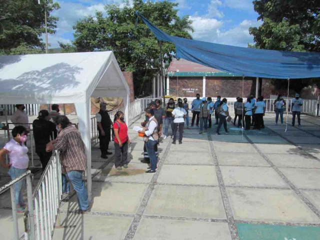 De manera excepcional, se abrió la vacunación a personas de 30 años y más en la cabecera de Tlaquiltenango. Hoy continuará la jornada de vacunación en el municipio para personas de 40-49 años.