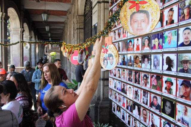 Con fotografías en esferas navideñas, familiares de desaparecidos recuerdan a sus ausentes.
