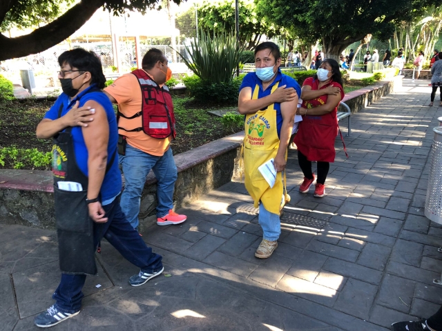 Vacunan a comerciantes del mercado ALM y trabajadores de limpieza municipal contra covid-19
