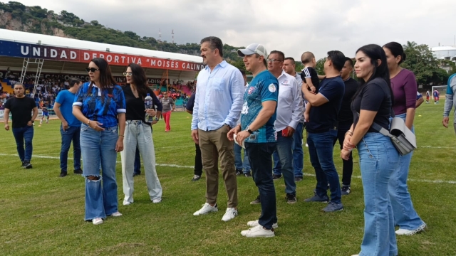 Alcalde de Jiutepec y exjugador profesional Carlos Hermosillo dan patada oficial de torneo de futbol en estadio 'Moisés Galindo'