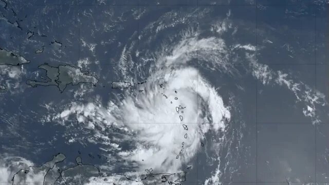 Bermudas en alerta: Huracán Ernesto se intensifica a categoría 2