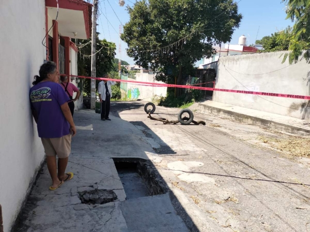 Vecinos de la zona se dijeron preocupados al descubrir el socavón.