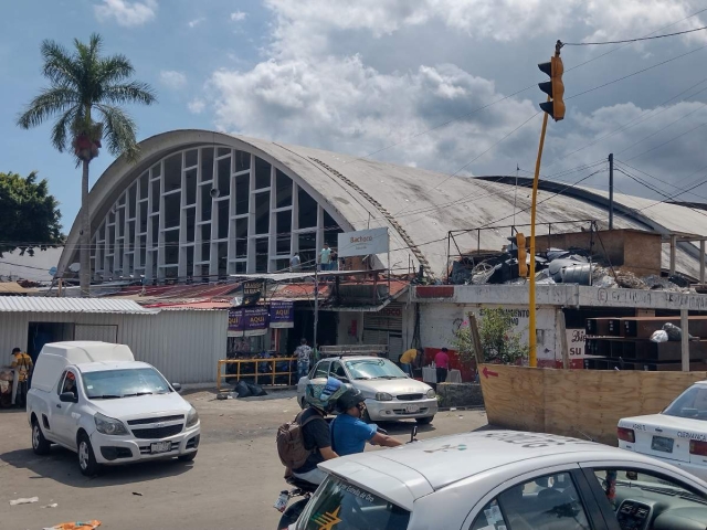 Mediante Licitación Pública Nacional la obra fue adjudicada a la empresa Grupo de Técnicas de Estudio para la Construcción S.A. de C.V. y el contrato (que puede ser consultado en la Plataforma Nacional de Transparencia), establece que la obra se iniciaría el dos de octubre del 2023 y se entregaría totalmente terminada el 30 de septiembre del 2024. 