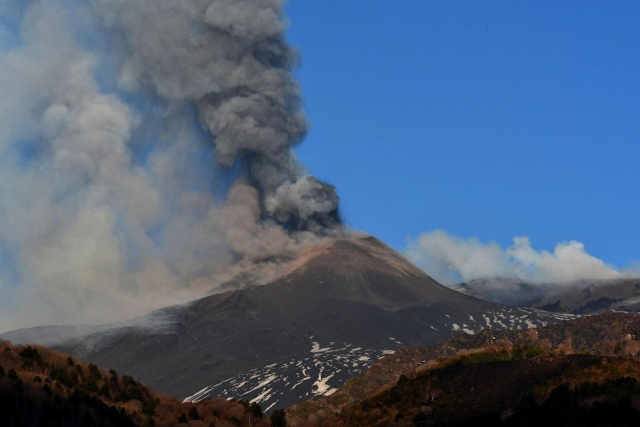Se abren dos nuevas bocas en el volcán Etna, que lleva dos semanas en erupción