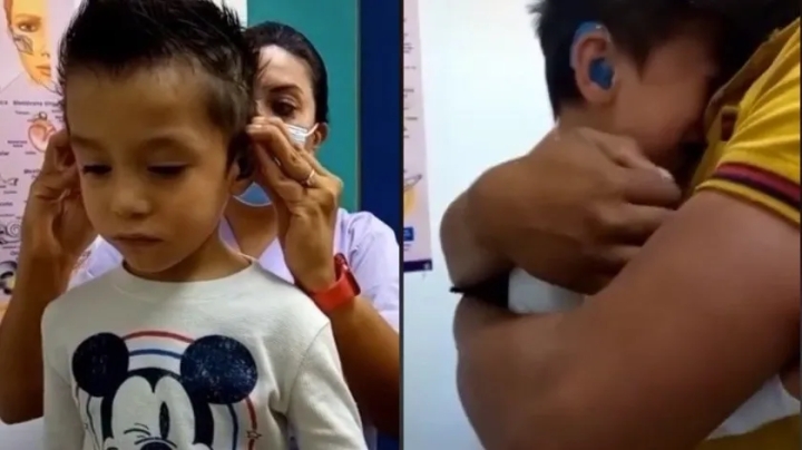 Niño llora al poder escuchar por primera vez a sus padres con ayuda de aparatos auditivos