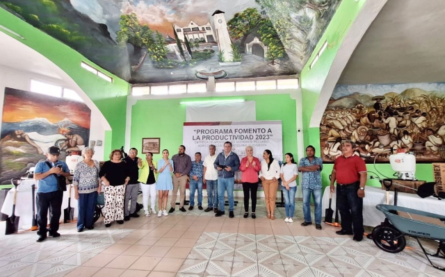 Alcalde de Jiutepec entrega paquetes de herramientas a comisariados ejidales