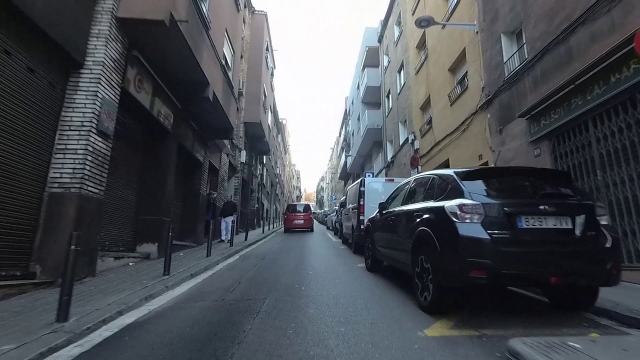 La empinada calle de Barcelona que desafía a los conductores y arrasa en TikTok