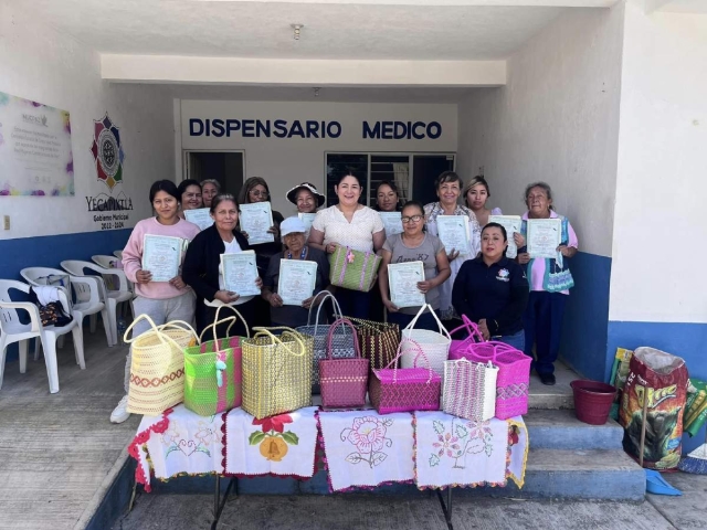 Las mujeres tomaron cursos en áreas como bolsa de toquilla, tejido y bordado.