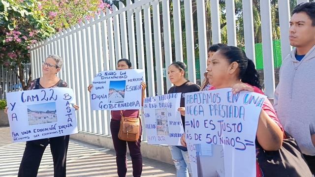 Se manifiestan madres de familia del CAM 22 de Xochitepec ante el Congreso local