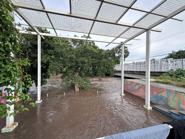 Fue intensa, con tormenta eléctrica, la lluvia de la madrugada de ayer, y provocó el corte del suministro de energía eléctrica por varias horas, así como inundaciones en Jojutla.  