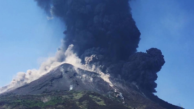 Una nueva erupción del volcán Strómboli eleva el nivel de alerta en Italia