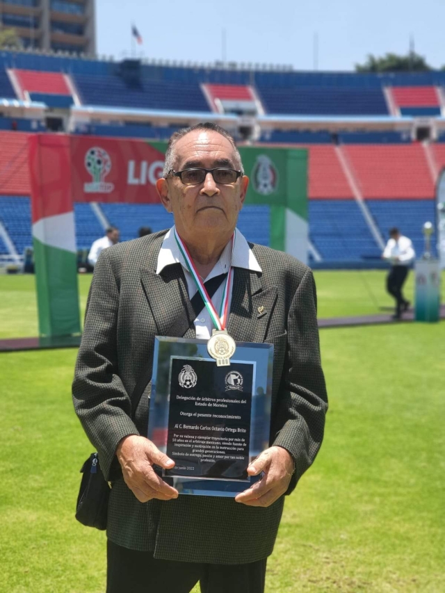 Bernardo Ortega recibe reconocimiento por 50 años en el arbitraje profesional
