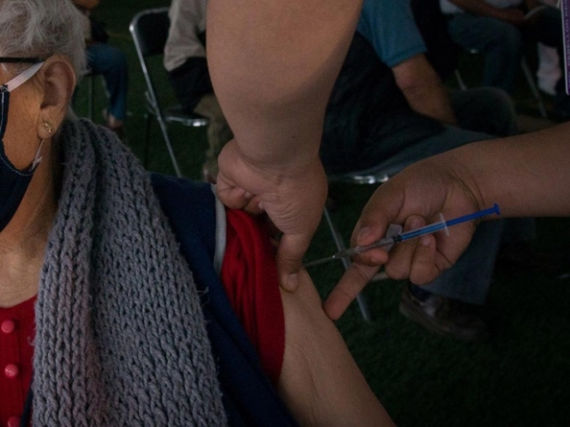Abuelita víctima de maltrato pide ayuda a enfermero al recibir su vacuna anticovid