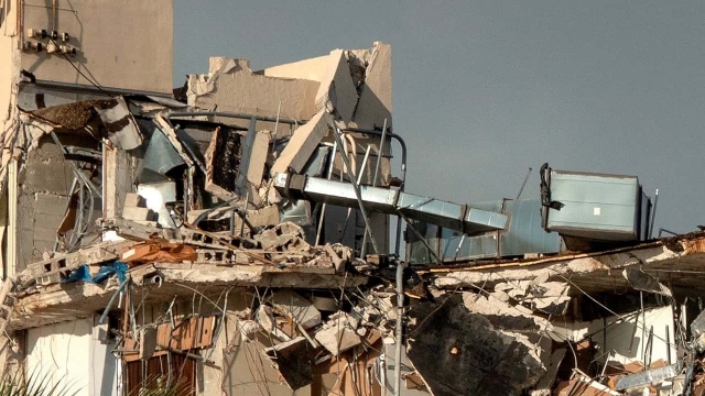 Suman 10 muertos por derrumbe de edificio en Miami.
