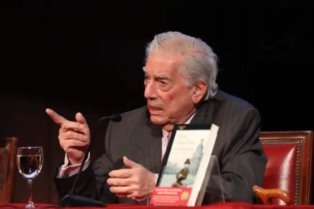 Mario Vargas Llosa está hospitalizado por COVID-19