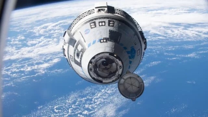 Starliner regresa a la Tierra; astronautas volverán hasta 2025