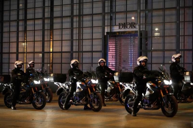 Agentes de la policía patrullan en motocicletas los Campos Elíseos en Paris, el sábado 1 de julio de 2023, debido a los disturbios de manifestantes que han durado varios días tras la muerte de un joven.