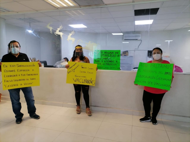 Piden trabajadores administrativos de IMSS ser vacunados contra covid-19