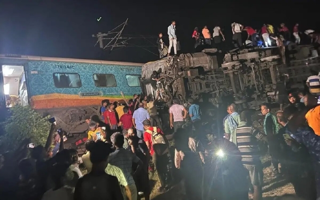 Choque de trenes en la India deja al menos 300 heridos