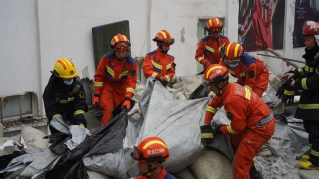 Colapsa techo de un gimnasio en China y deja al menos 11 fallecidos