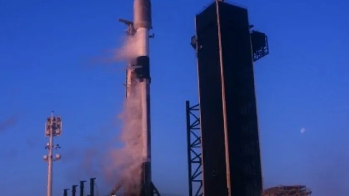 SpaceX lanza cohete Falcon 9 con 53 satélites de Starlink