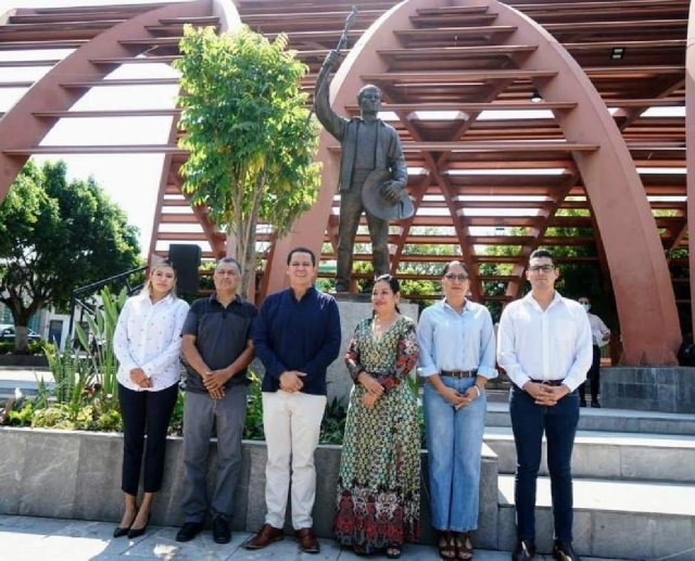  La develación de la escultura, ubicada en el parque Alameda, está a unos metros de la que fuera su casa, en el marco del sesquicentenario de la ciudad de Jojutla de Juárez.