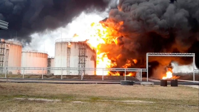 Rusia acusa a Ucrania de bombardear depósito de petróleo en Belgorod y provocar un incendio