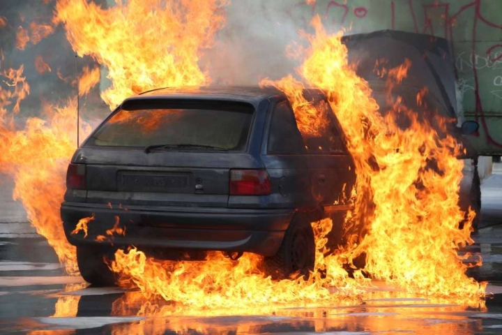 Mujer prende fuego al auto de su novio por infiel.