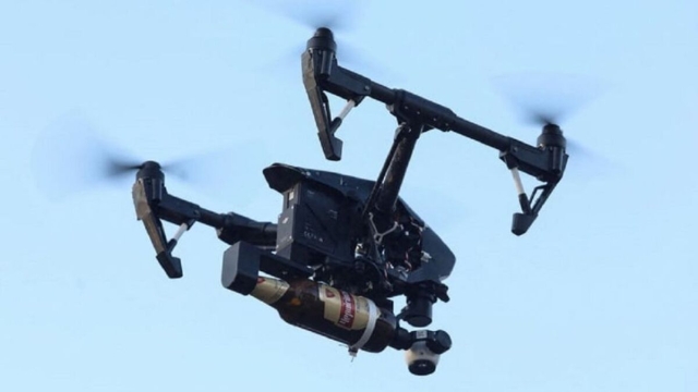 Ucranianos transportan y lanzan BOMBAS molotov con drones