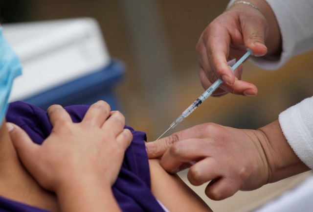 En mayo iniciará vacunación a mayores de 50 años.