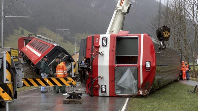 Varios heridos dejan dos descarrilamientos de trenes casi simultáneos en Suiza