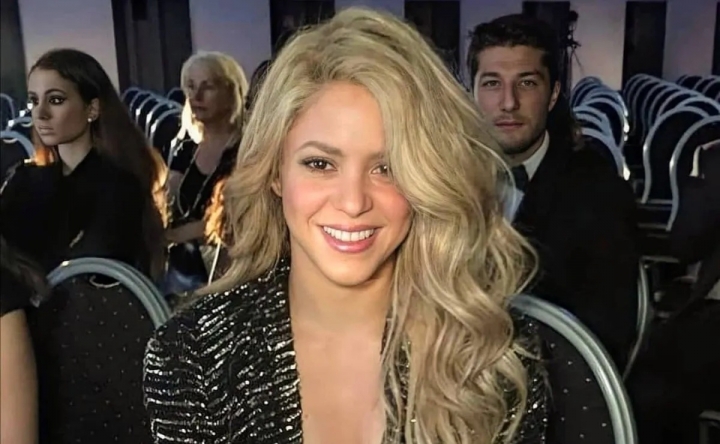 Con ajustado vestido Shakira presume pancita y que subió de peso