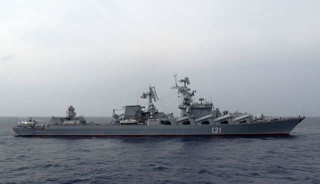 Reporta Rusia que se hundió su buque insignia en el mar Negro