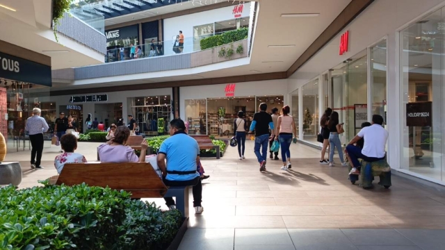 Plazas comerciales en Cuernavaca registraron una elevada afluencia de visitantes. 