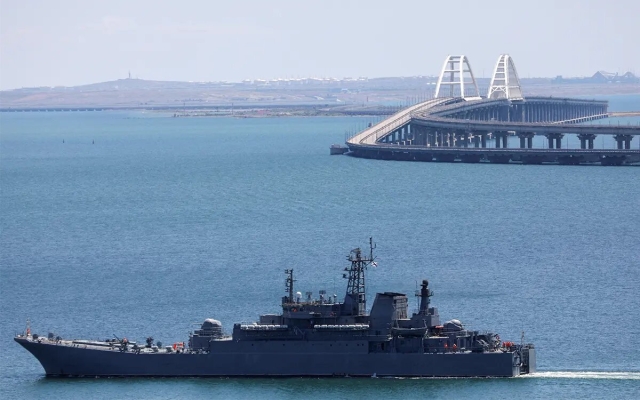 Ucrania ataca petrolero ruso cerca del puente de Crimea