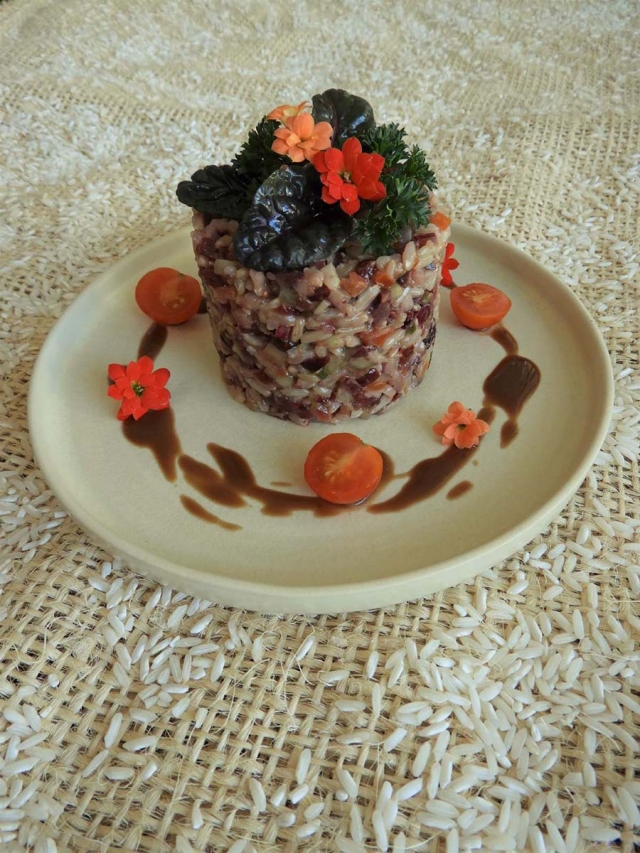 Ensalada de arroz integral con aderezo de vinagre balsámico